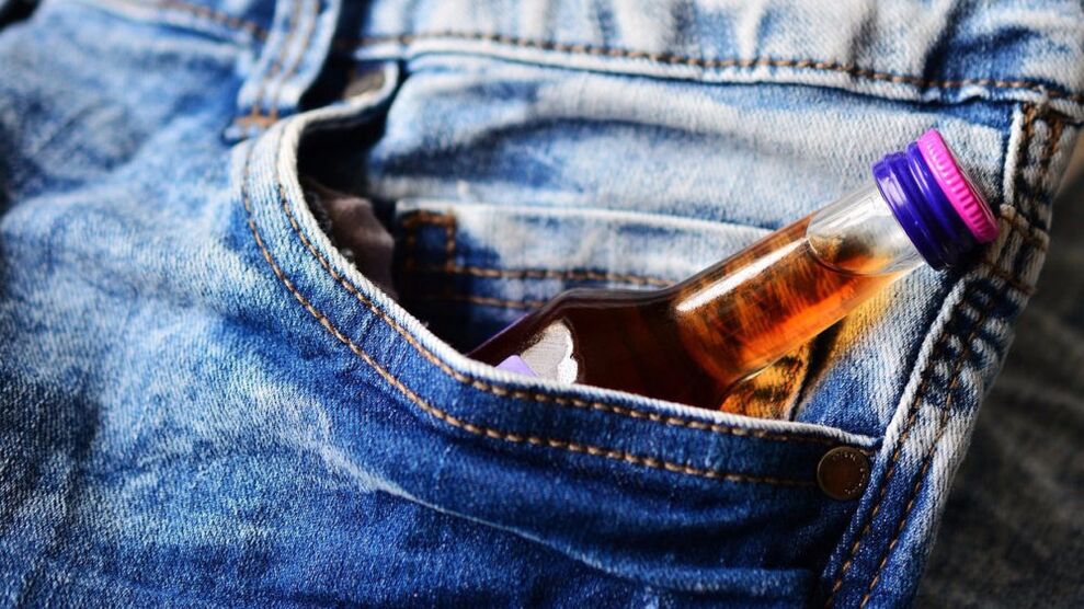 Fľaša alkoholu vo vrecku