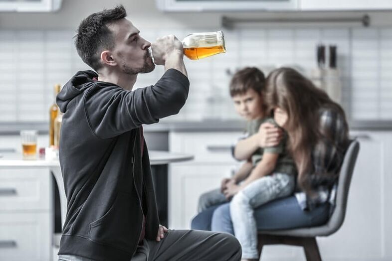 muž pije alkohol ako mu pomôcť prestať