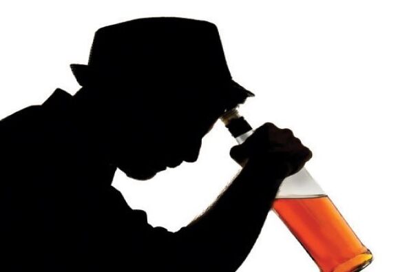 muž pije alkohol ako prestať
